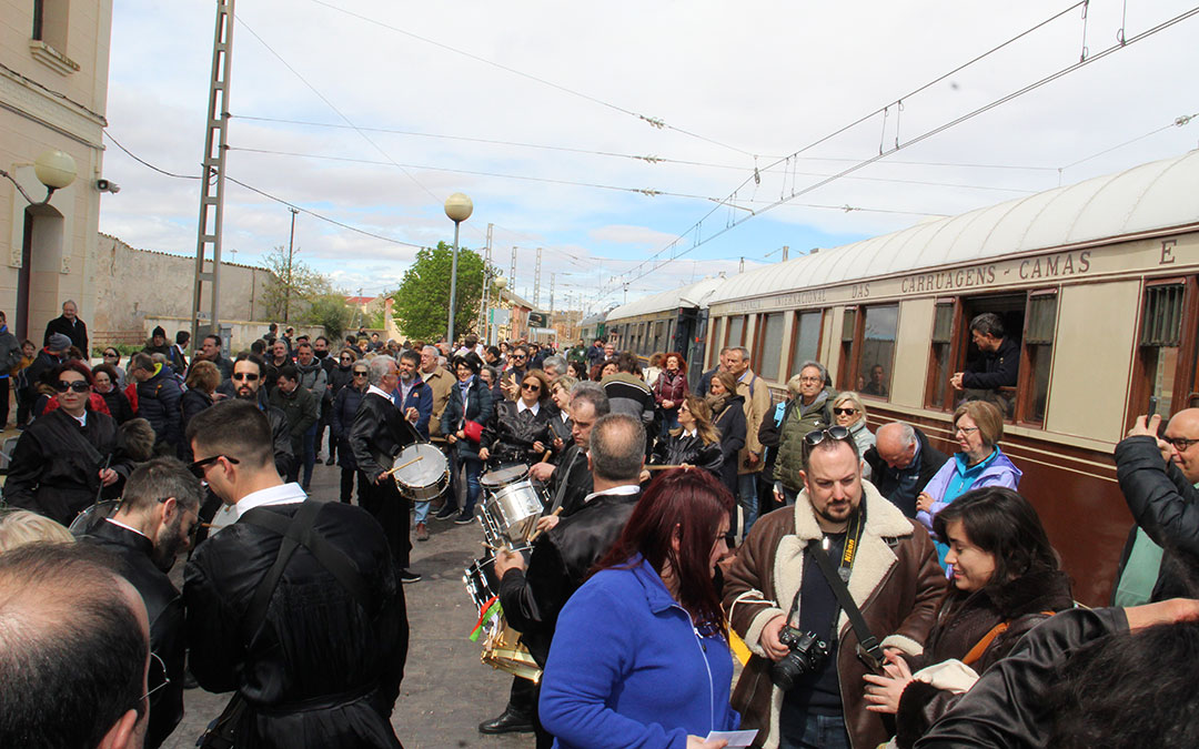 Llegada del Tren del Tambor a la estación de La Puebla de Híjar. / B. Severino