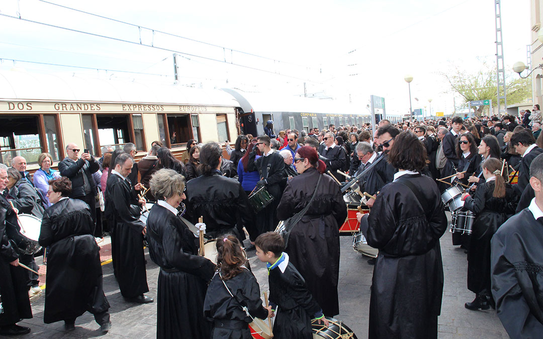 Llegada del Tren del Tambor a la estación de La Puebla de Híjar. / B. Severino