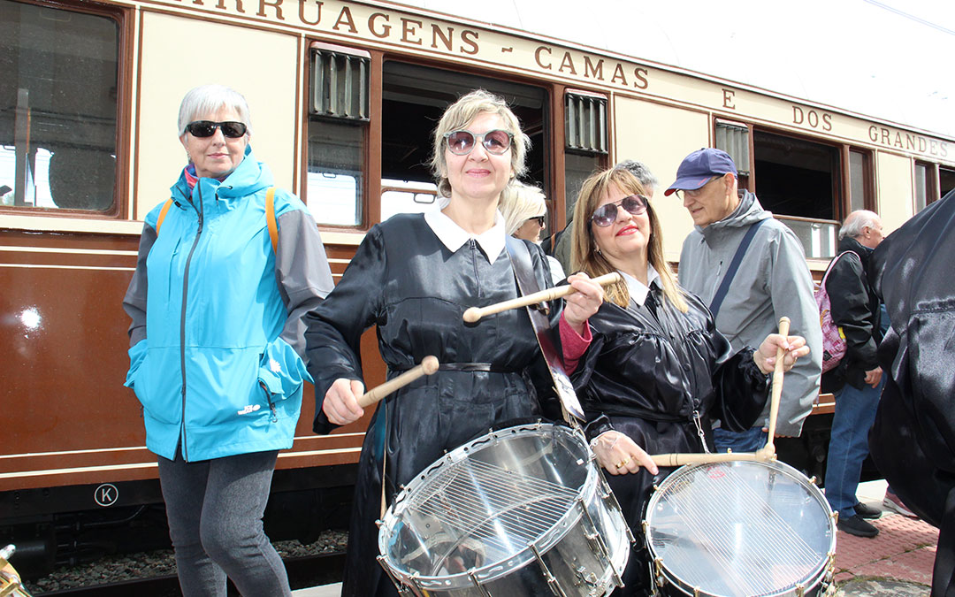 Llegada del Tren del Tambor a la estación de La Puebla de Híjar, la primera vez para muchas personas, también poblanas. / B. Severino