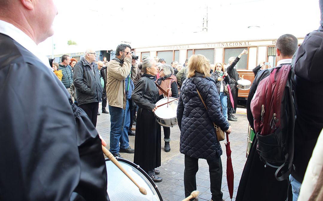 Llegada del Tren del Tambor a la estación de La Puebla de Híjar. / B. Severino