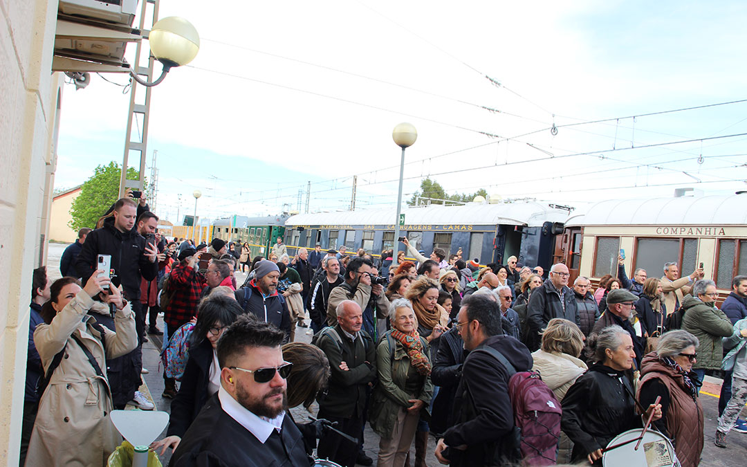 Llegada del Tren del Tambor a la estación de La Puebla de Híjar. / B. Severino