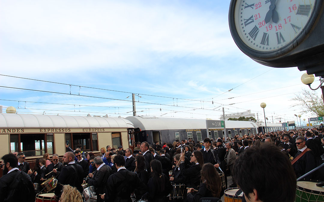 Llegada del Tren del Tambor a la estación de La Puebla de Híjar. / B. Severino