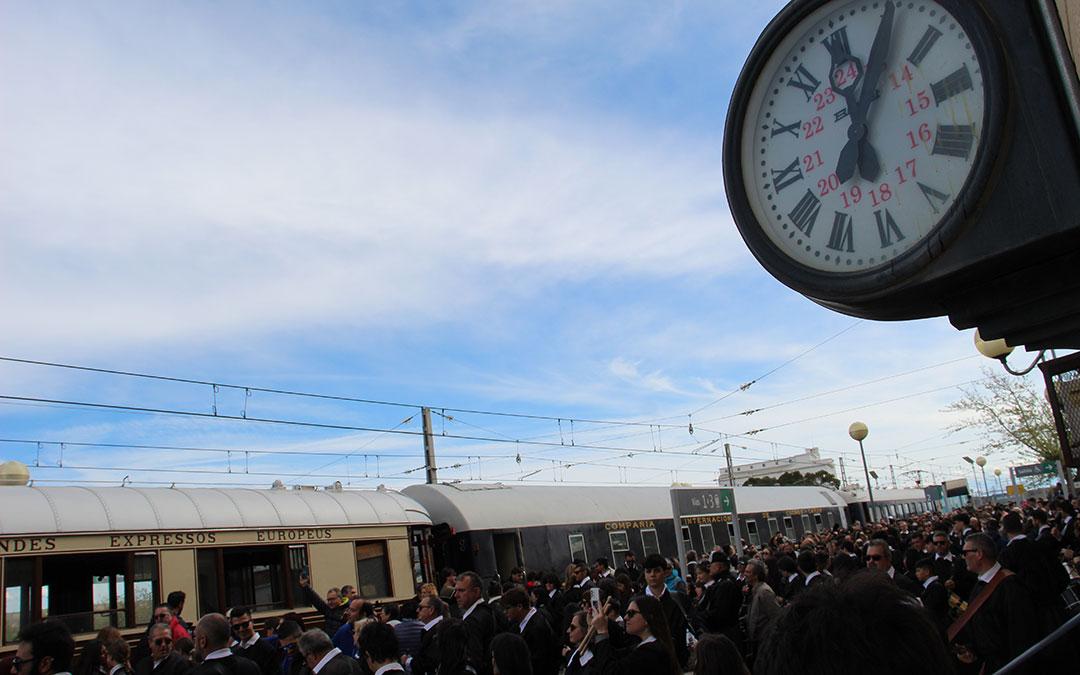 Llegada del Tren del Tambor a la estación de La Puebla de Híjar. / B. Severino
