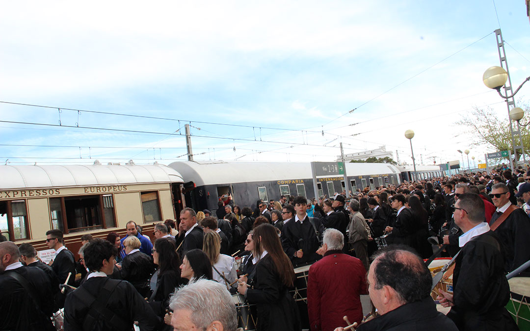 Llegada del Tren del Tambor a la estación de La Puebla de Híjar. / B. Severino