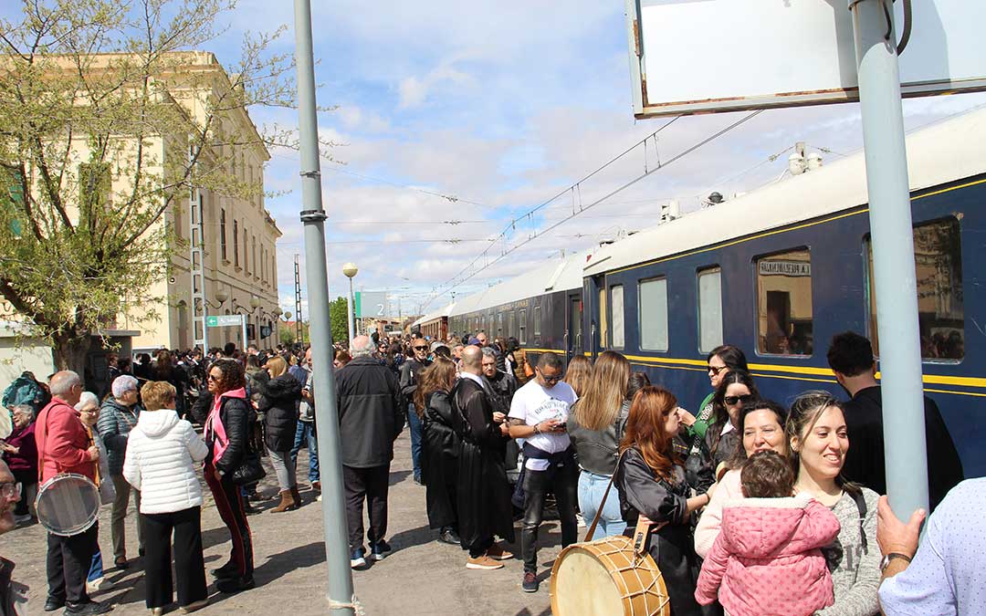 Llegada del Tren del Tambor a la estación de La Puebla de Híjar. Fila para entrar a visitarlo. / B. Severino