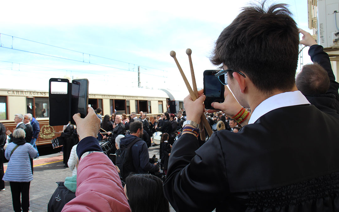 Llegada del Tren del Tambor a la estación de La Puebla de Híjar. / B. Severino