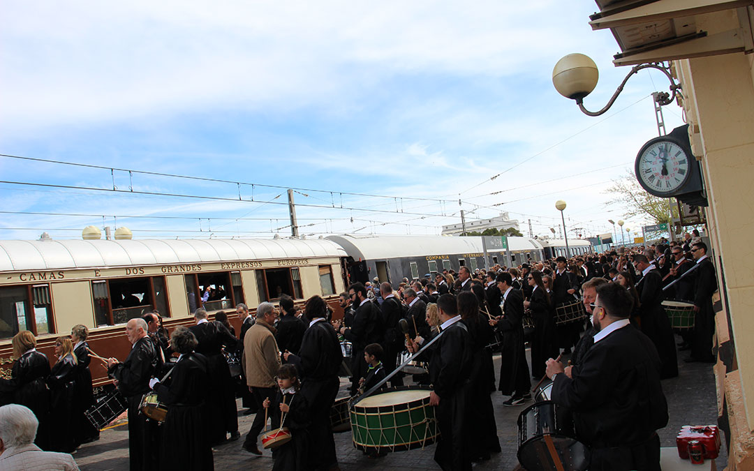 Llegada del Tren del Tambor a la estación de La Puebla de Híjar. / B. Severino