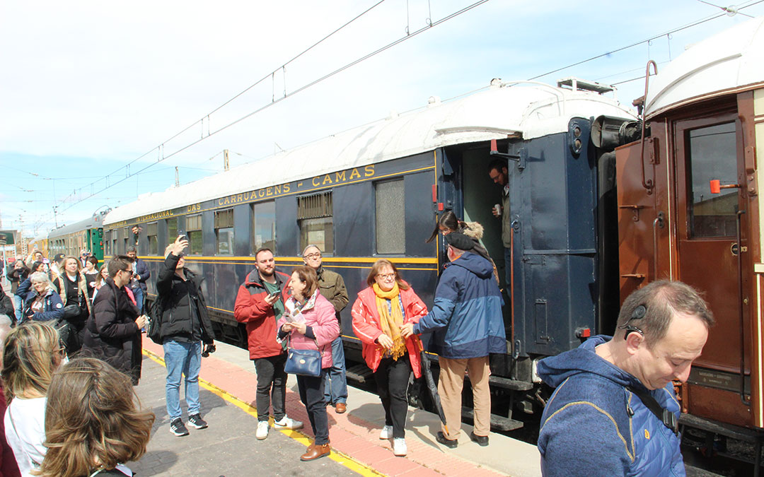 Llegada del Tren del Tambor a la estación de La Puebla de Híjar. / B. Severino
