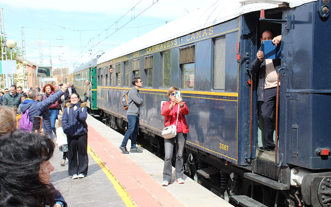 Llegada del Tren del Tambor a la estación de La Puebla de Híjar. / B. Severino