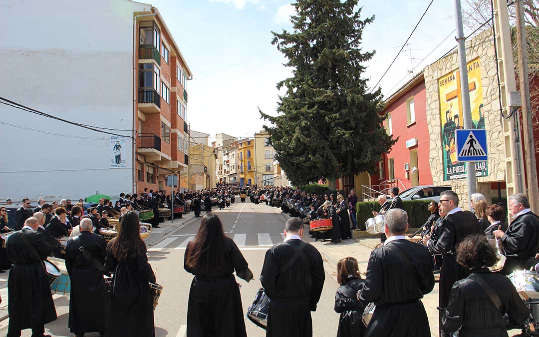 Parada de las cuadrillas en el monumento al tambor antes de seguir hacia la estación. / B. Severino