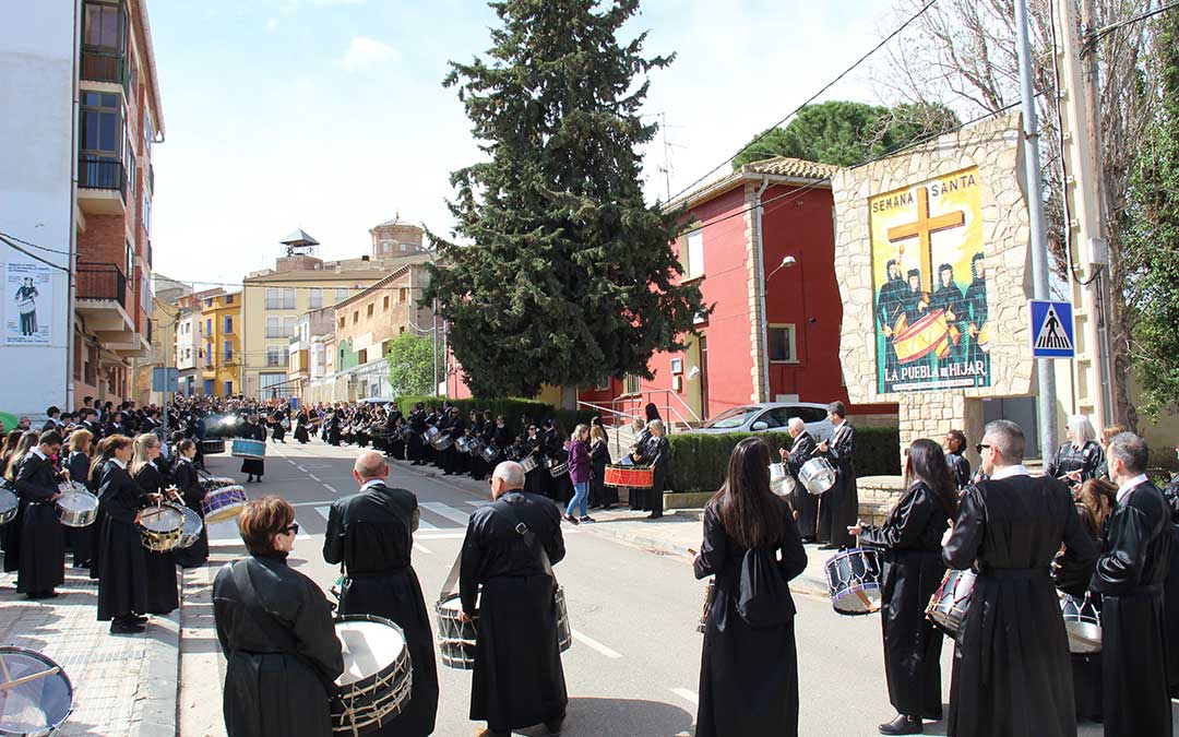Parada de las cuadrillas en el monumento al tambor antes de seguir hacia la estación. / B. Severino