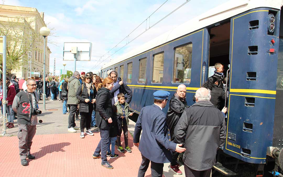 Llegada del Tren del Tambor a la estación de La Puebla de Híjar. Fila para entrar a visitarlo. / B. Severino