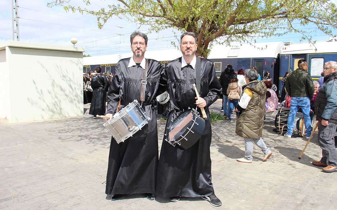 El alcalde de La Puebla y su hermano, juntos en el recibimiento al Tren del Tambor. / B. Severino