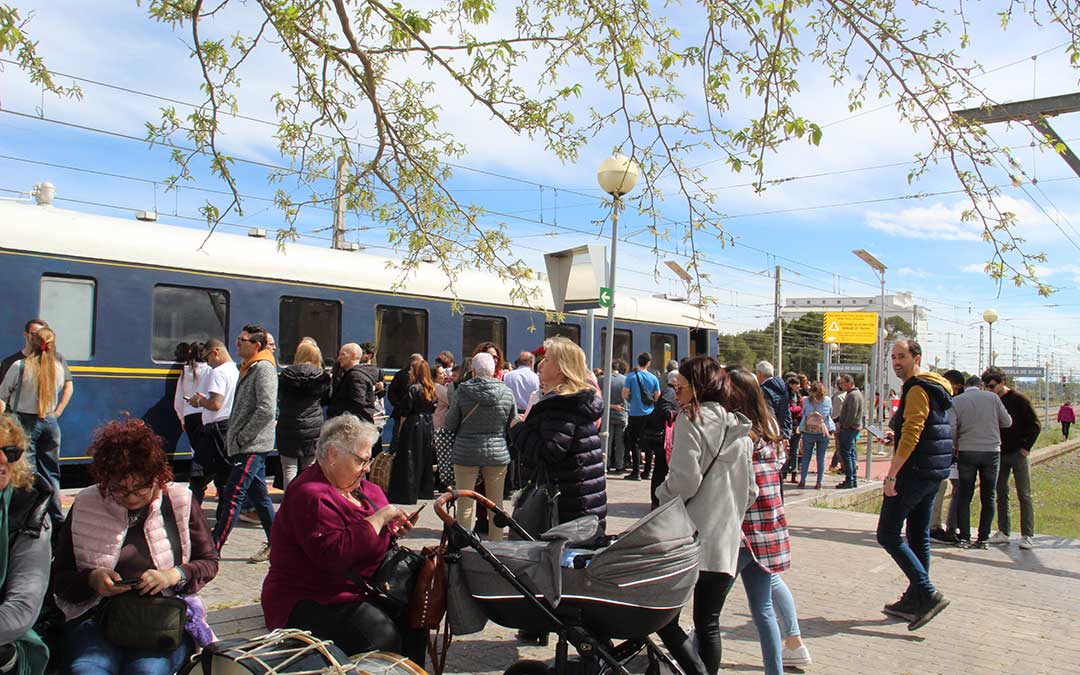 Llegada del Tren del Tambor a la estación de La Puebla de Híjar. / B. Severino
