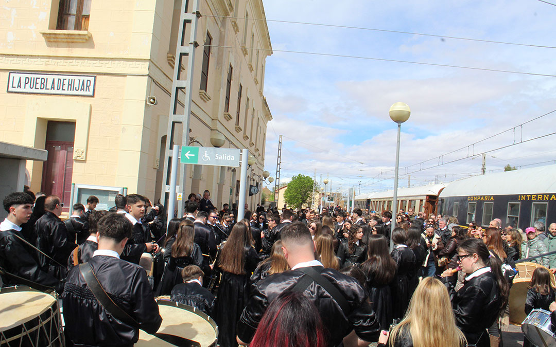 Llegada del Tren del Tambor a la estación de La Puebla de Híjar. / B. Severino