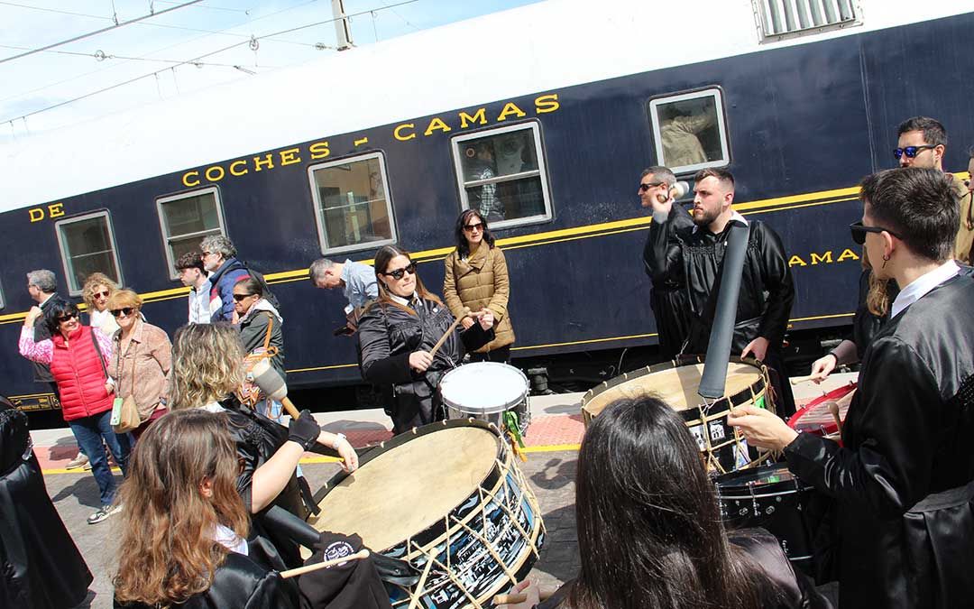 Llegada del Tren del Tambor a la estación de La Puebla de Híjar. / B. Severino