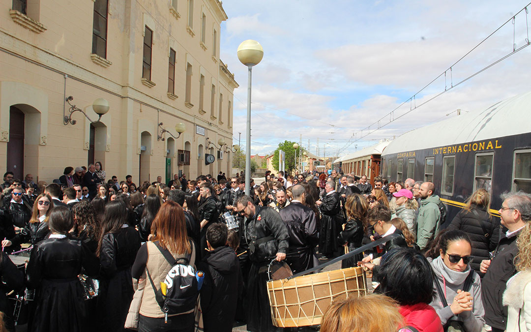 Llegada del Tren del Tambor a la estación de La Puebla de Híjar. / B. Severino