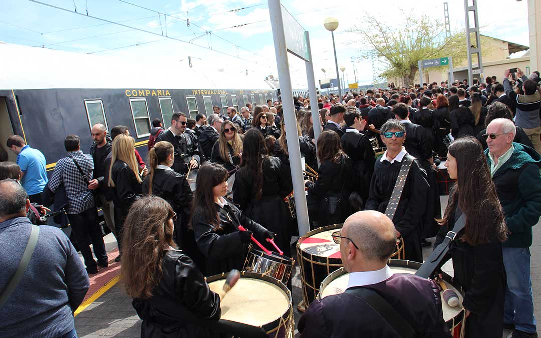 Llegada del Tren del Tambor a la estación de La Puebla de Híjar. / B. Severino