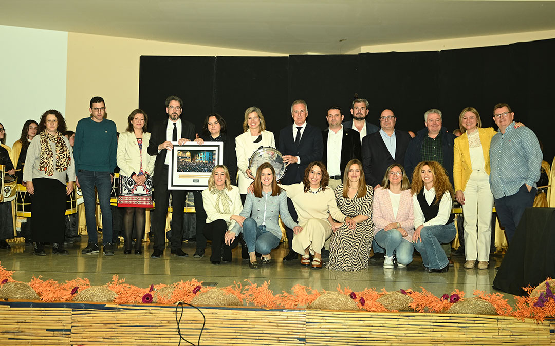 Entrega del Tambor de Honor y los Palillos del Cese en La Puebla. / La COMARCA