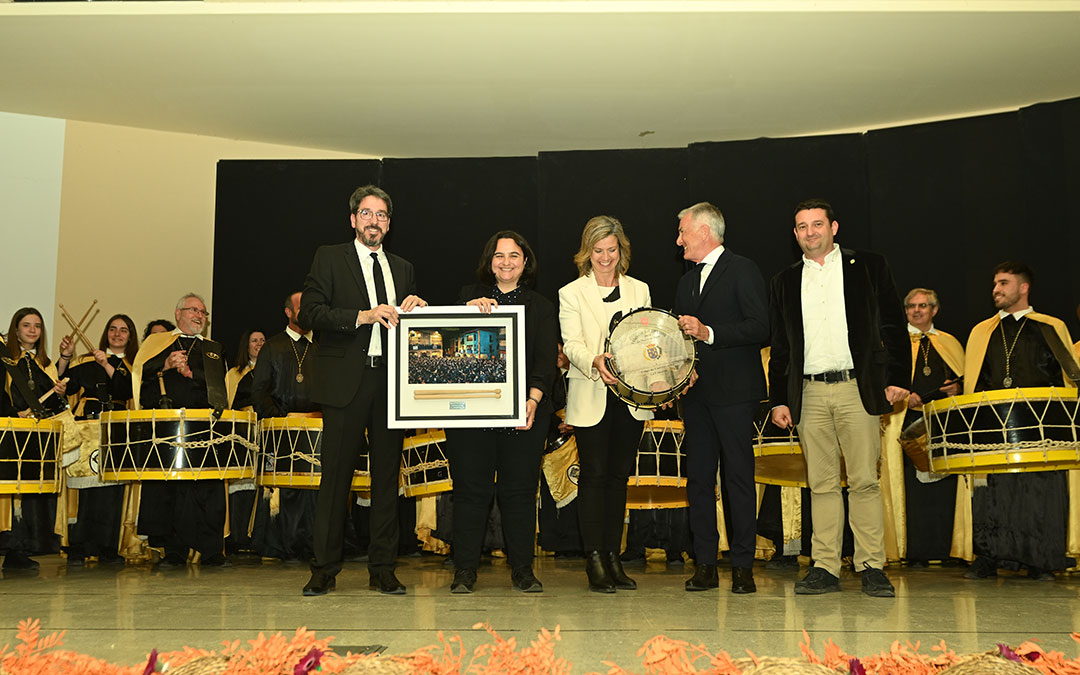 Entrega del Tambor de Honor y los Palillos del Cese en La Puebla. / La COMARCA