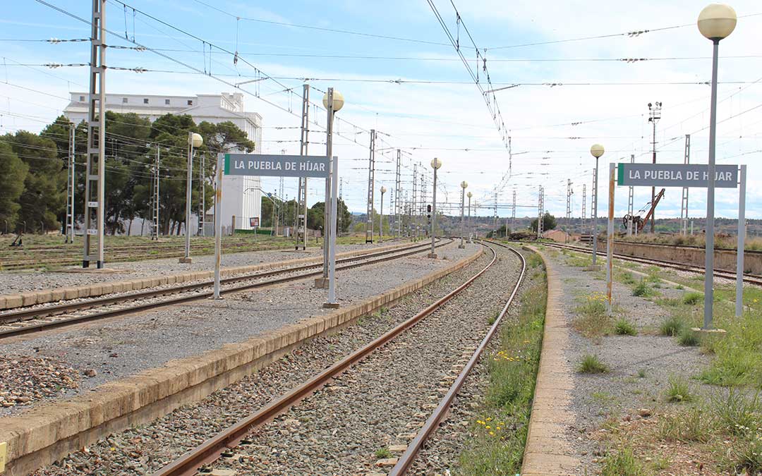 Vías del tren a su paso por La Puebla de Híjar. / B. Severino