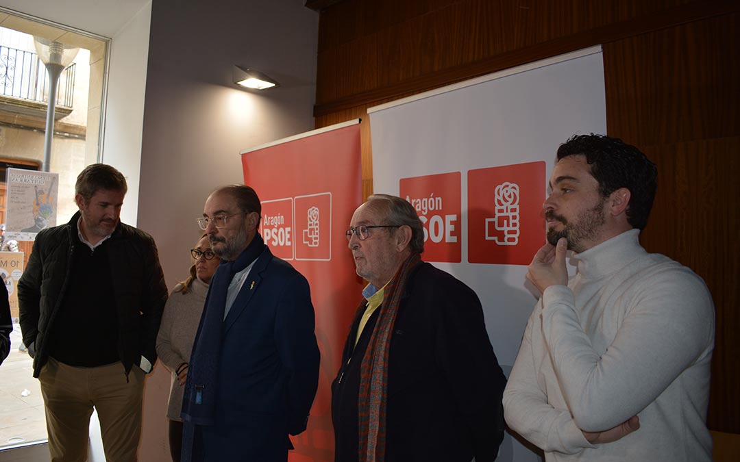 Javier Lambán a la llegada al Liceo de Alcañiz, junto a Mayte Pérez,Darío Villagrasa e Ignacio Urquizu, entre otros./I.M.