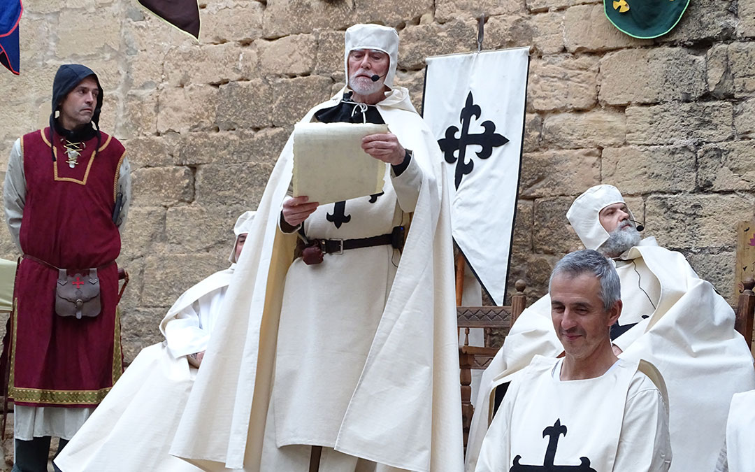 El Comendador, Álvar Ferrández leyendo el documento histórico, la Carta Puebla de 1232. / Alba Zurita