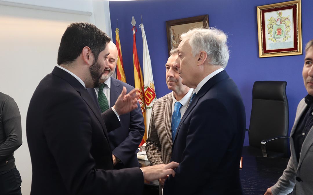 Nolasco y López conversan con el alcalde y presidente de la FAMCP, Carmelo Pérez./DGA