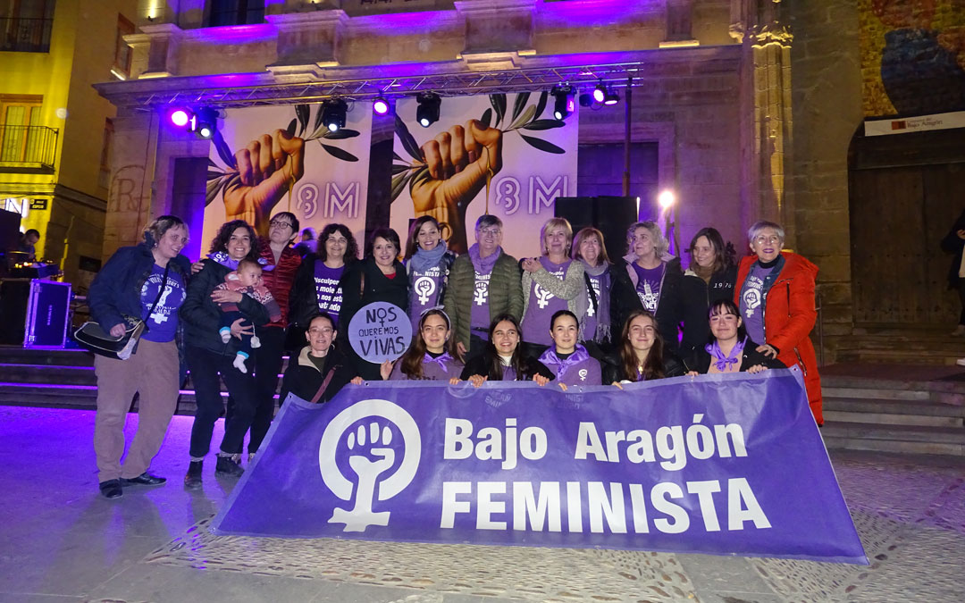 Integrantes del Bajo Aragón Feminsita este viernes la plaza España. /Alba Zurita