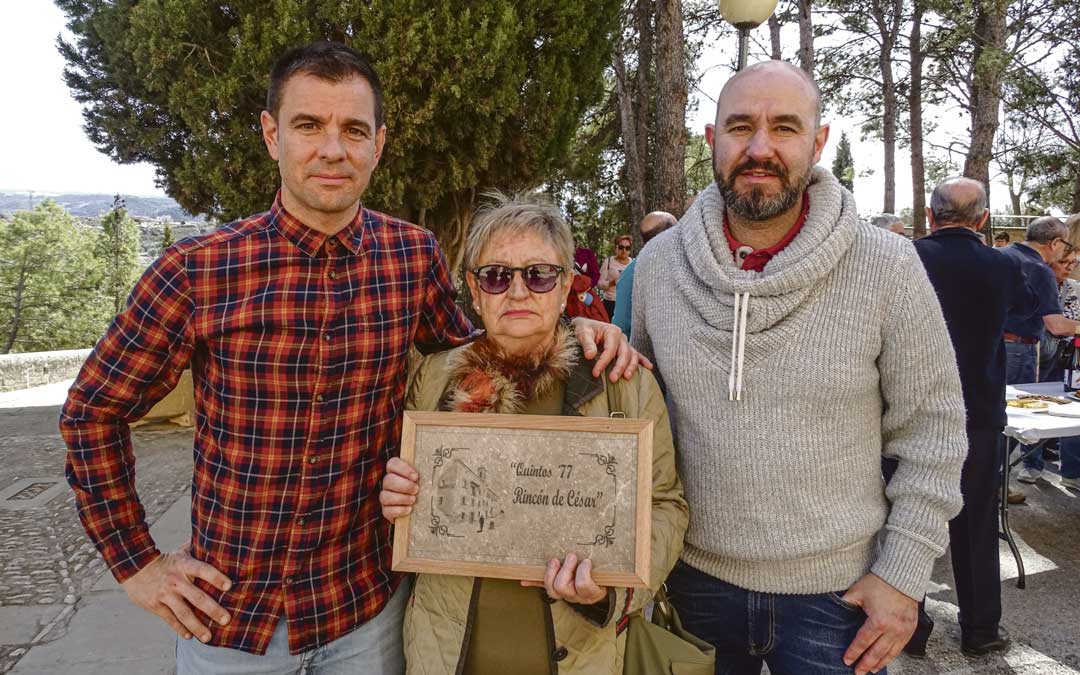 La viuda del César Burguete, Mari Carmen Lasheras junto a su familia y la placa. / A.Z