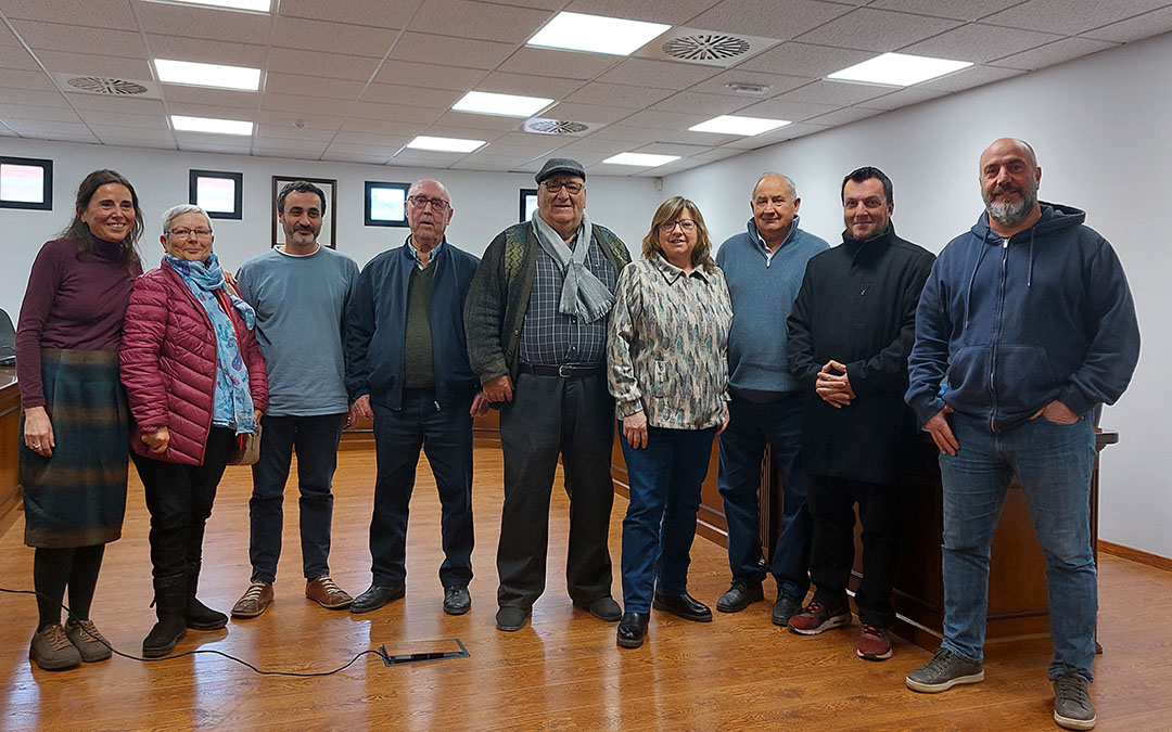 Foto de familia de algunos de los participantes en el documental a través de sus testimonios y de los impulsores del proyecto./ L.C.