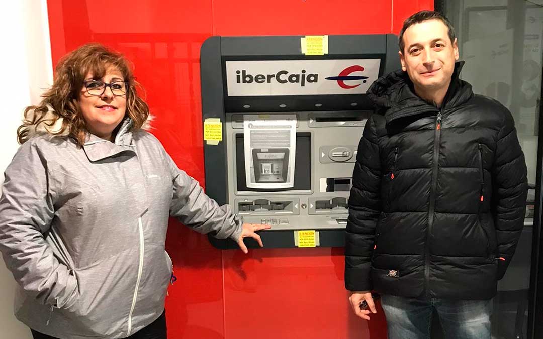 La alcaldesa Rosa Orona y el concejal Pascual Puyol junto al nuevo cajero./ Ayuntamiento Mazaleón.
