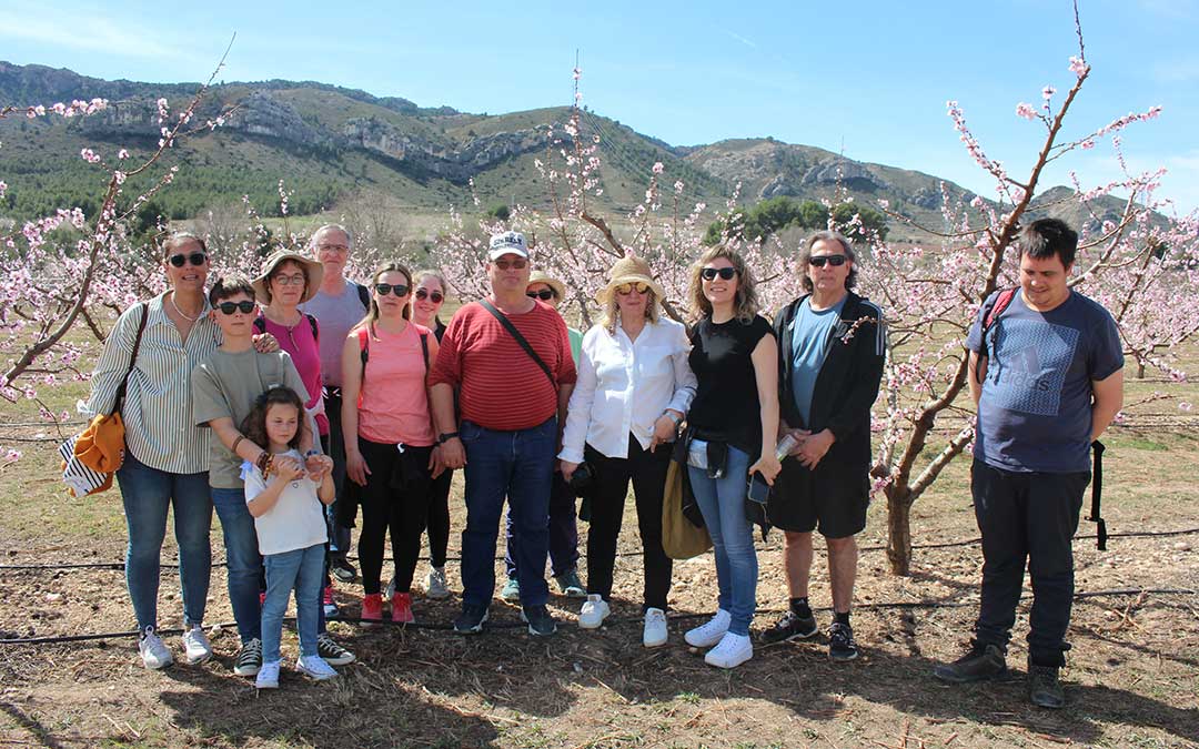 Foto de familia de parte de los participantes en el tramo final del recorrido / L. Castel