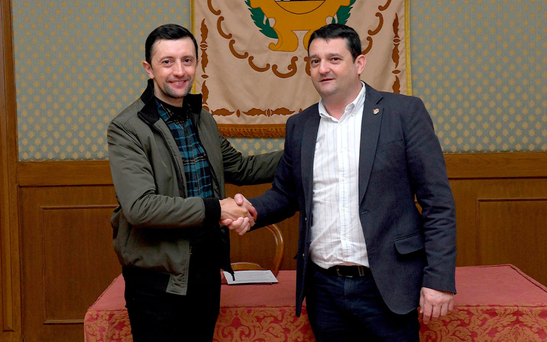El alcalde de Alcañiz, Miguel Ángel Estevan, y el párroco titular de la Parroquia alcañizana, Juan Esteban Montoya, firmaron el acuerdo./ Ayuntamiento de Alcañiz