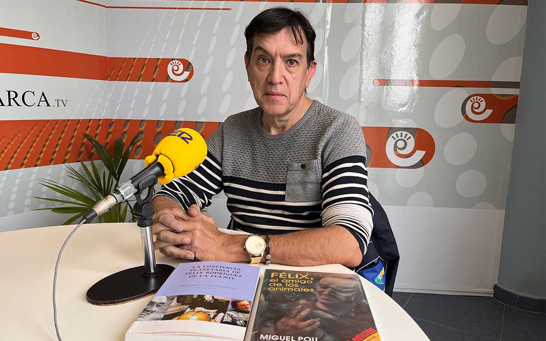 Miguel Pou, máximo biógrafo de Félix Rodríguez de la Fuente, en Radio La Comarca. / E.P.