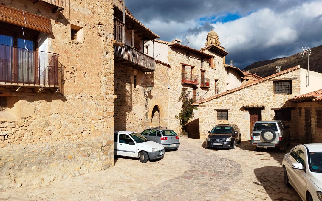 Además de los muchos encantos de Mirambel, llama la atención de visitantes que no hay cables, lo que ahora juega en contra./ A.D.