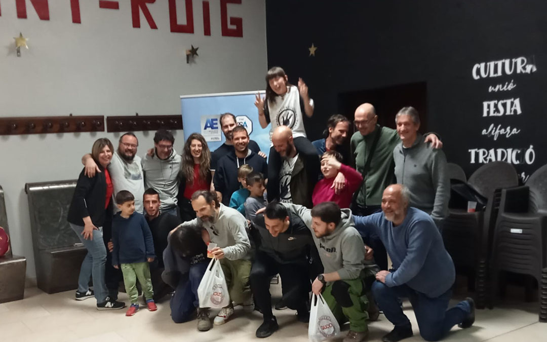 Foto de familia de las parejas participantes y vencedoras de esta fase del torneo./ L.C.