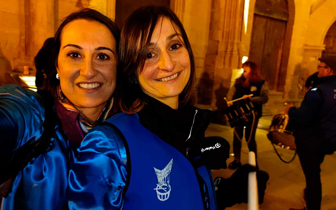 Sara y Eva Morraja en 2023 en la noche de los tambores, cuando salen junto a «sus amigos de los Amigos del Tambor» / Archivo familiar