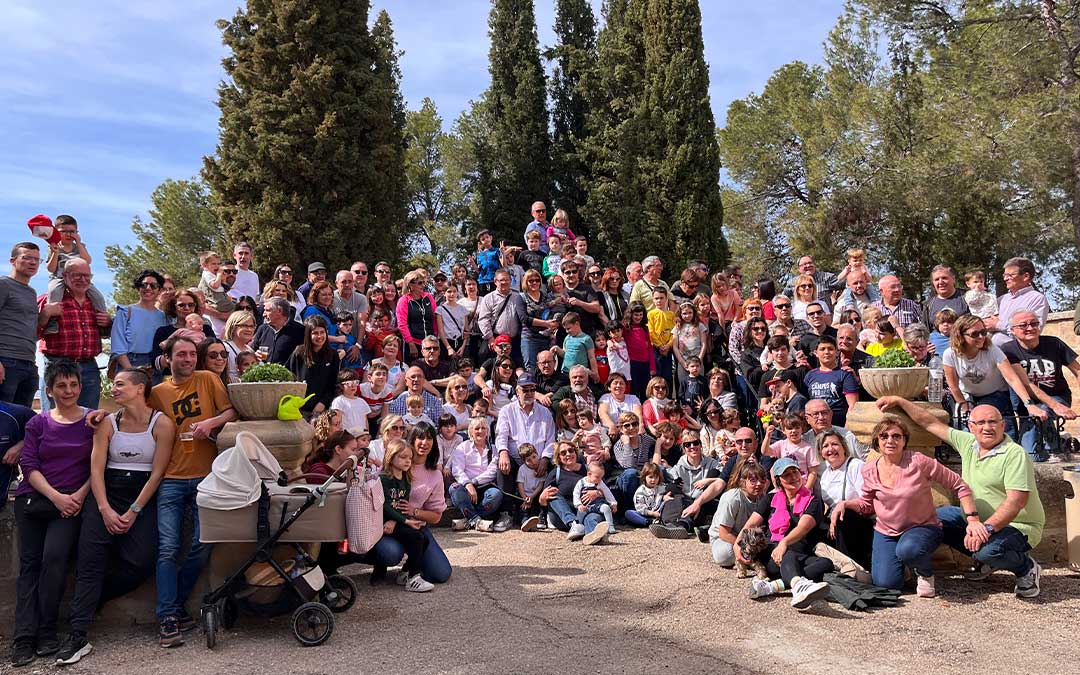Quintos del 77, hijos y nietos en la jornada en familia este domingo en el Santuario de Pueyos. / Eduard Peralta