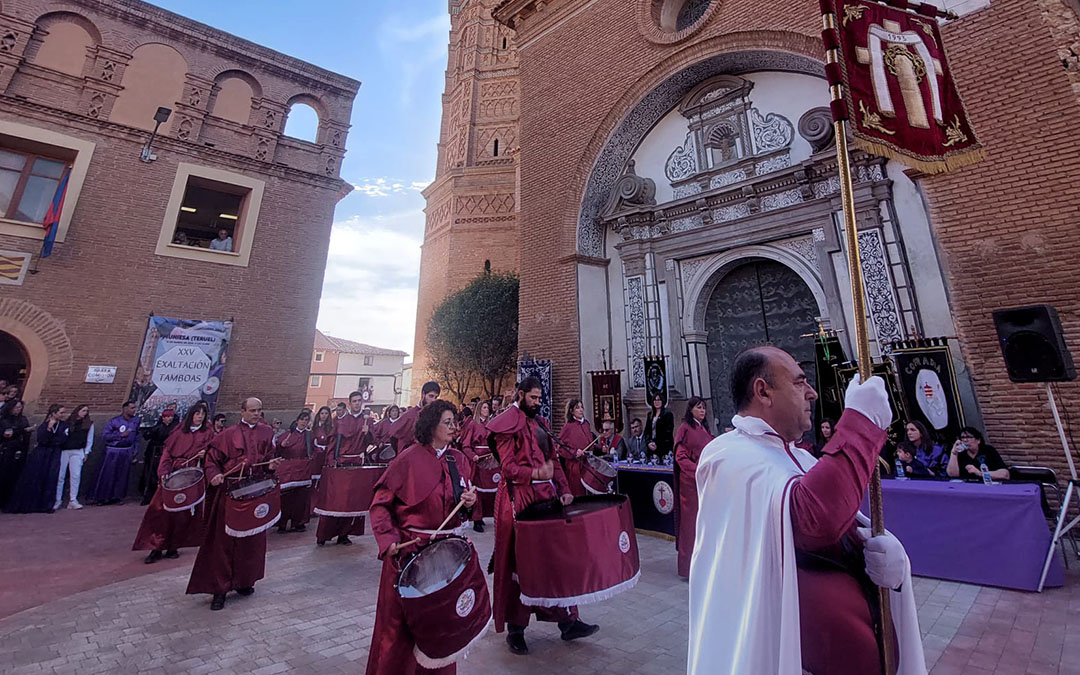Cofradía de la Exaltación de la Santa Cruz de Alloza a su llegada a la plaza./ J.L.