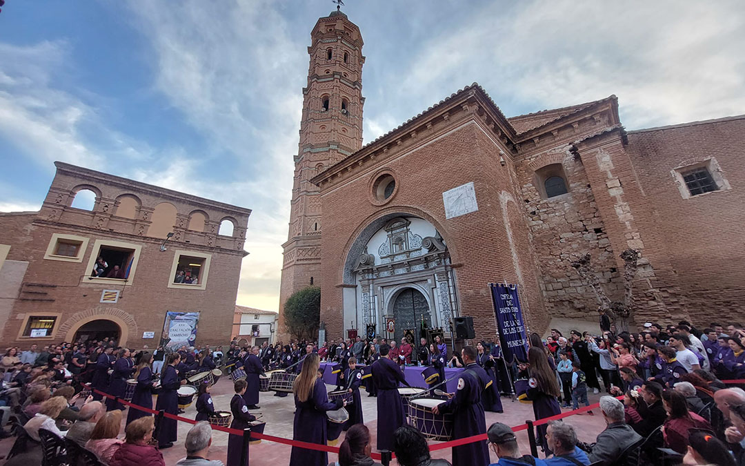 Centenares de personas han arropado a los participantes. En la imagen la cofradía de Muniesa a los pies de la torre mudéjar./ J.L.