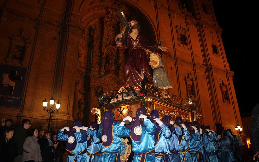 El Nazareno procesionando delante de la ex Colegiata / L. Castel