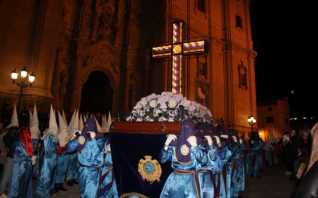 La Cruz Morada en la procesión del Nazareno /L. Castel