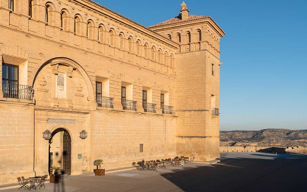 El Parador de Alcañiz está situado en el castillo-convento de los siglos XII-XIII que aún conserva su torre del homenaje original y el Palacio de los Comendadores, del siglo XVIII./ Paradores
