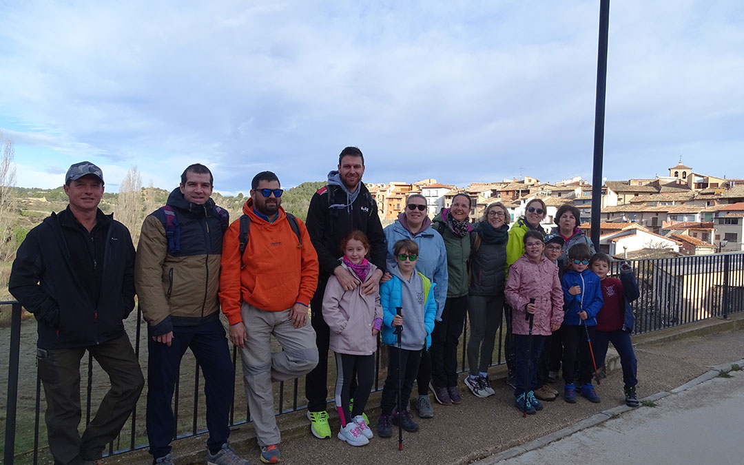 Grupo de Calaceite antes de empezar la Marcha Senderista con Torre de Arcas de fondo. / Alba Zurita