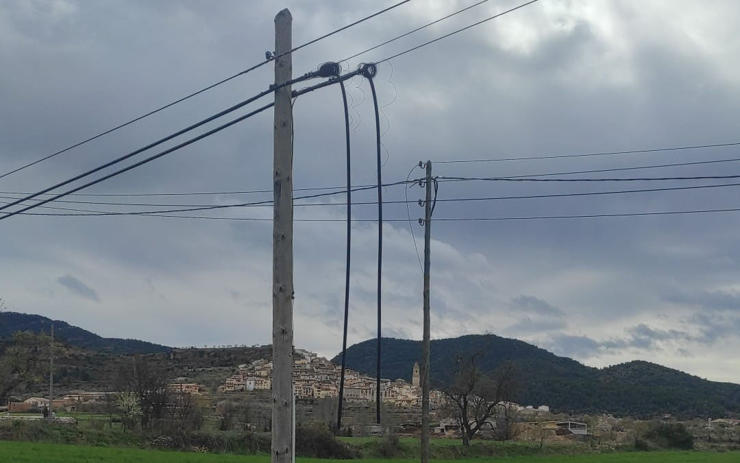 Detalle del cableado afectado en las inmediaciones de Peñarroya de Tastavins./ L.C.
