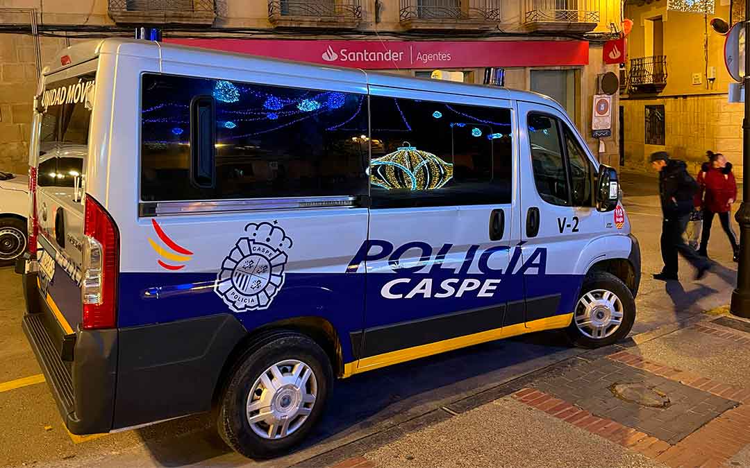 Vehículo aparcado de la Policía Local de Caspe./ S.F.