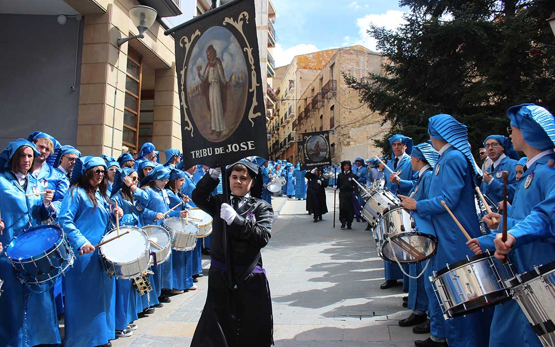 Procesión del pregón de Alcañiz bajando por la calle Mayor / L. Castel