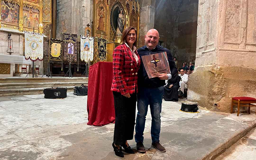 La alcaldesa entregó el premio a José Antonio Buisan./ S.F.