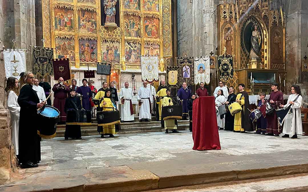 Las nueve cofradías caspolinas en la Colegiata./ S.F.